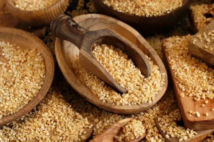 Kasza bulgur w drewnianych miseczkach. Niska zawartość cukru, korzystny indeks glikemiczny.