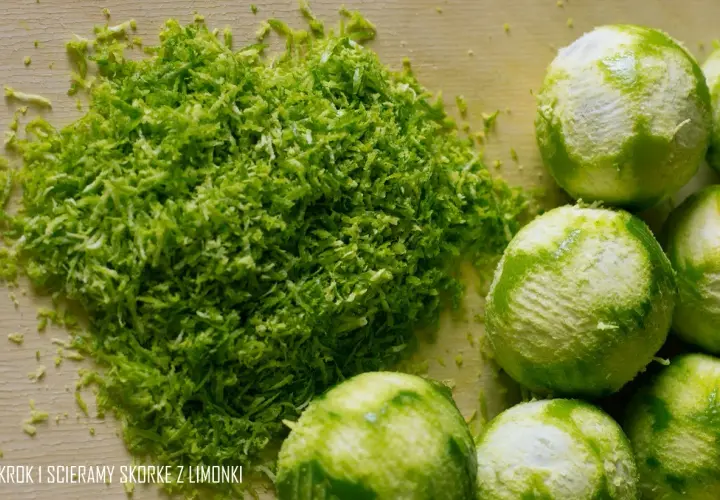 Świeżo starta skórka z limonek, idealna do domowego kordiału. Obok leżą obrane limonki.