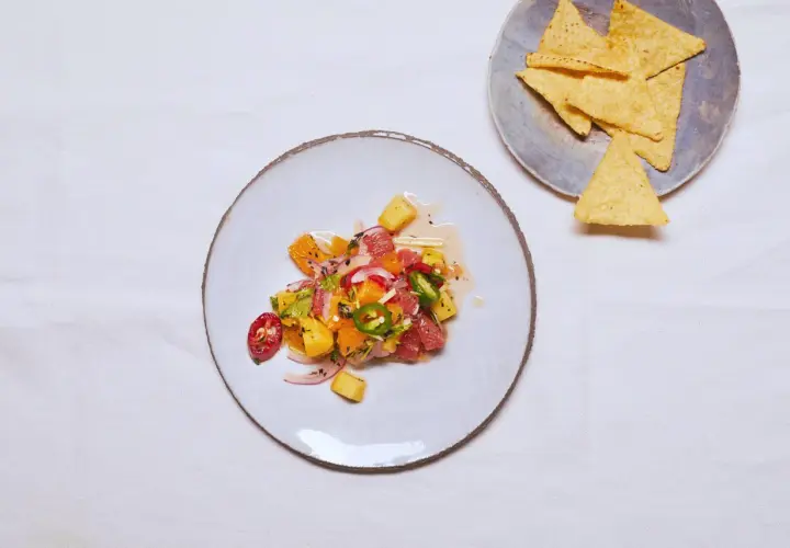 Kolorowe ceviche z owocami cytrusowymi, papryczką chili i cebulą, obok nachos.