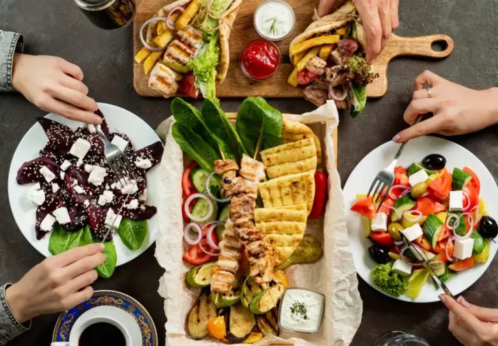 Pyszne dania kuchni greckiej: souvlaki, sałatka grecka, sałatka z buraków i pity. Smacznego!