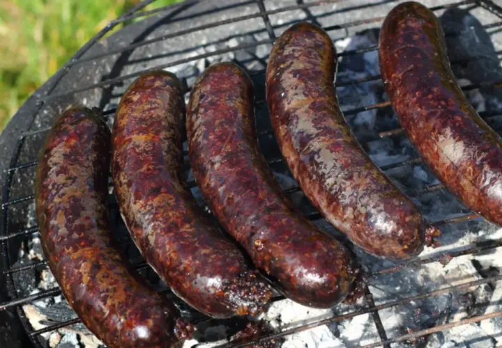Kaszanki na grillu, z czego jest kaszanka? To tradycyjna polska kiełbasa z krwi, kaszy i przypraw, pieczona na ruszcie.