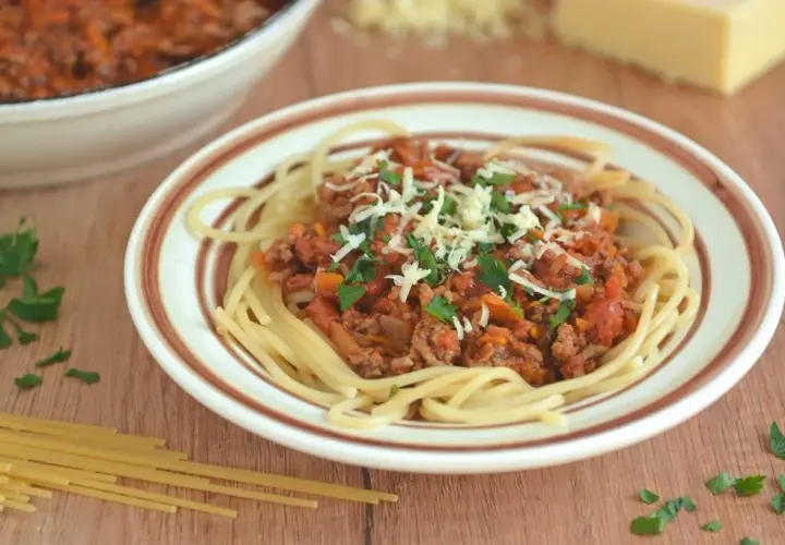 Prawdziwe Spaghetti Bolognese: Przepis na Głębię Smaku i Sukces