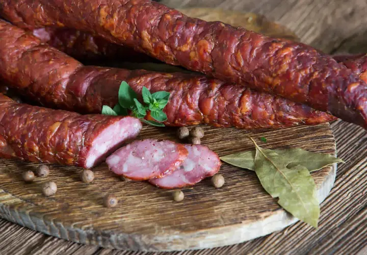 Kiełbasa z dzika: cena, jakość i gdzie kupić? Sprawdź!