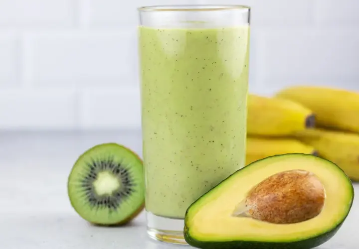 Zielony koktajl z awokado, kiwi i bananów. Idealne na zdrowe śniadanie. Awokado przepisy na pyszne smoothie.