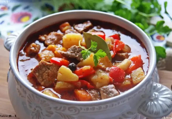Gęsta, aromatyczna zupa gulaszowa przepis babci. Mięso, ziemniaki i papryka w bogatym sosie.