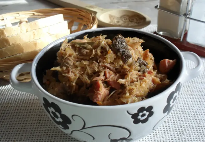 Pyszny bigos z kiszonej kapusty, idealny do podania z chlebem. Oto jak zrobić bigos z kiszonej kapusty krok po kroku.
