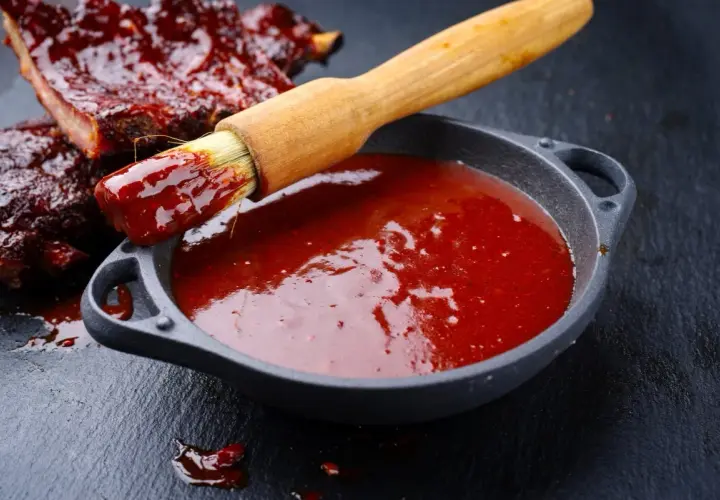 Pyszne żeberka w sosie barbecue, pędzelek zanurzony w sosie, gotowy do smarowania. Idealny sos barbecue przepis.