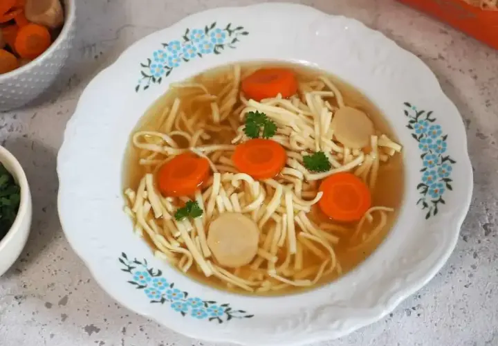 Aksamitny rosół z kaczki z makaronem nitki, marchewką i natką pietruszki. Idealny na chłodne dni.