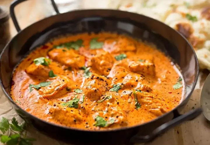 Pyszny kurczak w sosie curry, idealny na szybki obiad. Prosty przepis, który zachwyci każdego.