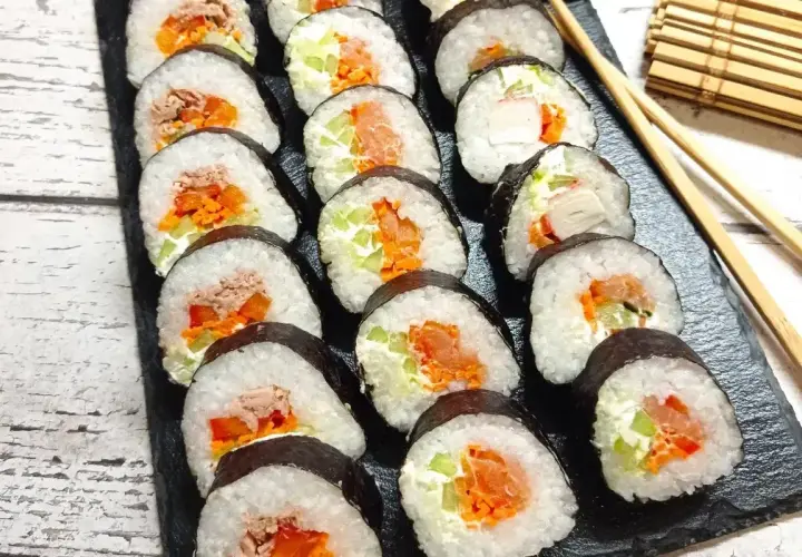 Gotowe rolki sushi z łososiem, tuńczykiem i warzywami. Idealne, by zacząć przygodę, jak zrobić sushi!