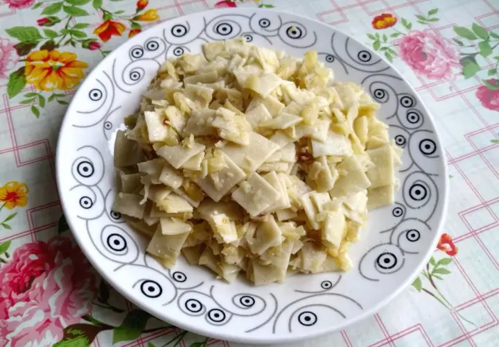 Łazanki z białą kapustą na talerzu z wzorem.