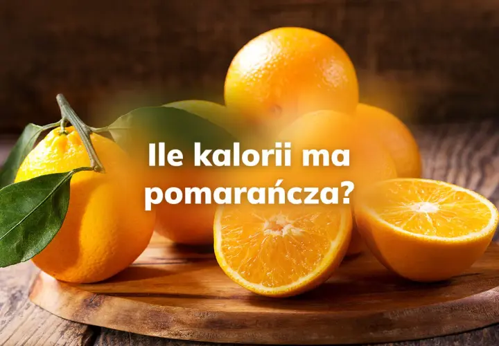 Kilka pomarańczy, w tym przekrojona na pół, na drewnianej desce.