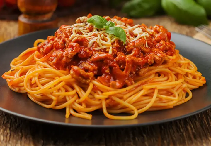 Przepis na Spaghetti z Mielonym: Sekret Idealnego Sosu Bolońskiego