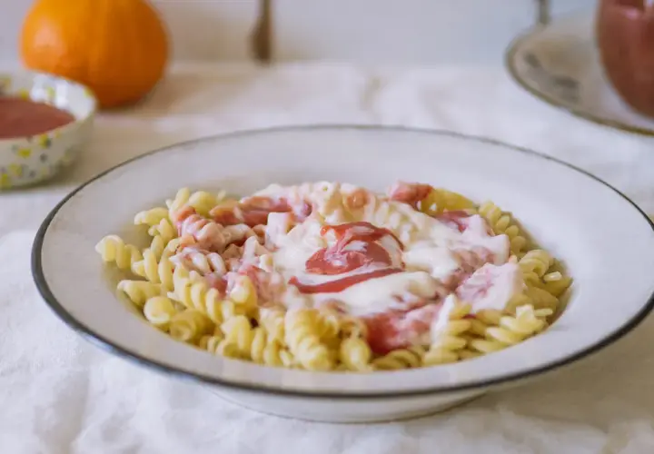 Fusilli z kremowym sosem i kawałkami owoców. Pyszny makaron na słodko, idealny na deser.