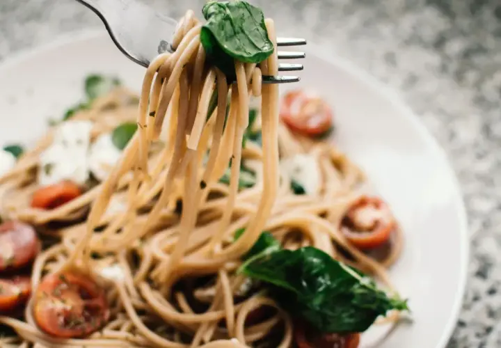 Makaron razowy spaghetti: zdrowy wybór, IG, przepisy i gotowanie