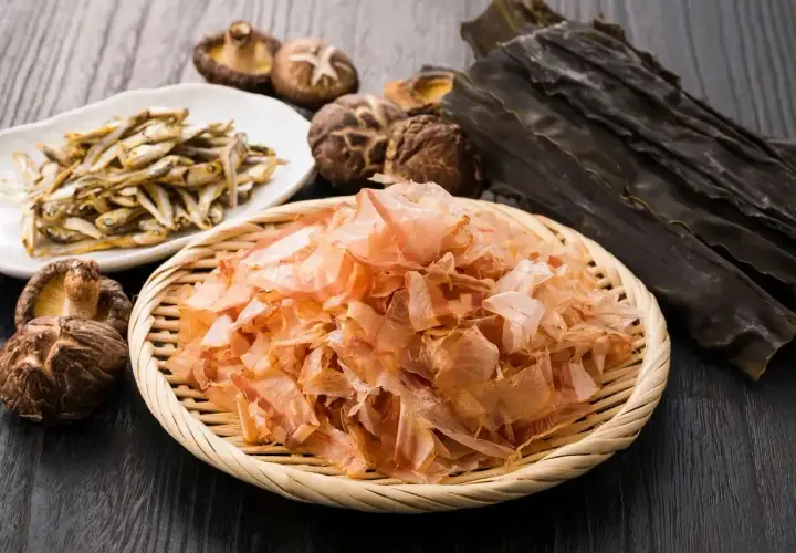 Suszone ryby, grzyby shiitake i wodorosty kombu – składniki budujące smak umami.