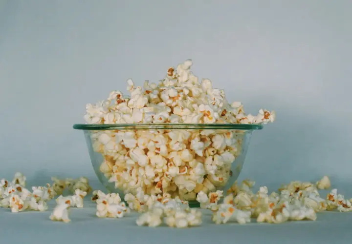 Miska pełna popcornu, idealna na wieczór filmowy. Zastanawiasz się nad popcorn kcal?
