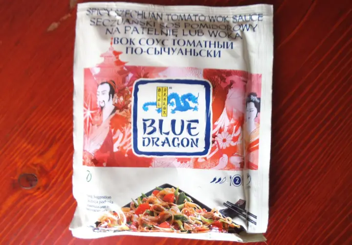 Sos seczuański Blue Dragon z pomidorami, idealny do dań z woka. Na opakowaniu smok i postacie z Azji.