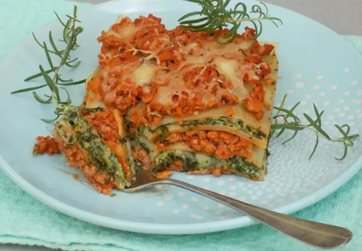 Pyszna lasagne z mięsem mielonym i szpinakiem, idealna na prosty obiad. Aromatyczny rozmaryn dodaje świeżości.