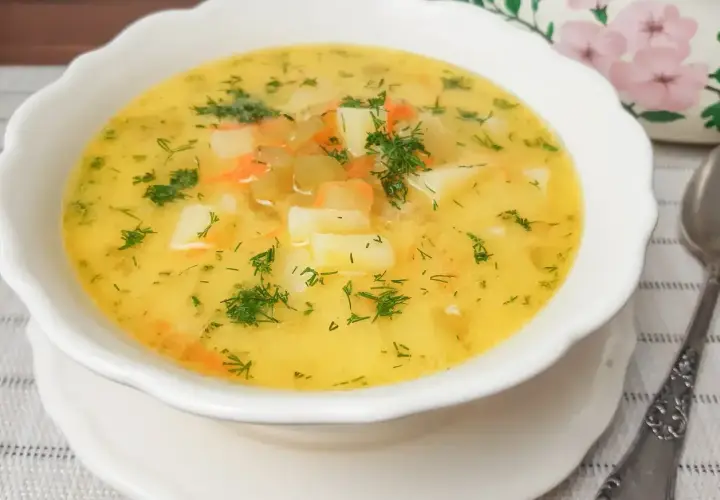 Aksamitna zupa ogórkowa, przepis babci, z ziemniakami, marchewką i koperkiem. Pyszne domowe jedzenie.