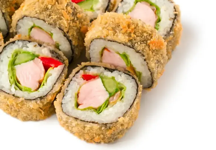 Usmażone rolki sushi z kurczakiem, ogórkiem, czerwoną papryką i sałatą.