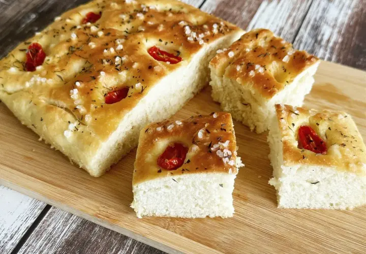 Oryginalna włoska focaccia przepis: puszyste ciasto z pomidorkami i solą morską, idealne na przekąskę.