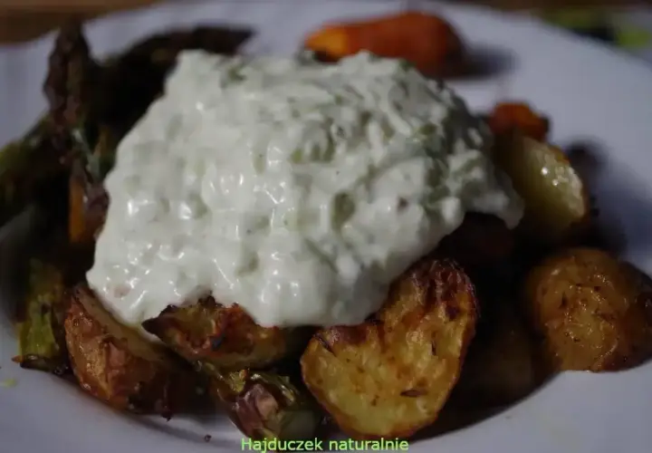 Pieczone ziemniaki i szparagi z sosem tzatziki.