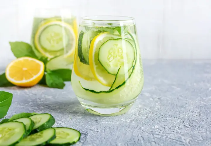 Orzeźwiająca, sassy water z cytryną i ogórkiem, ozdobiona listkami mięty. Idealna na upalne dni.