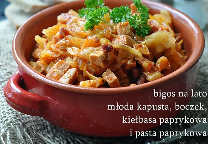 Letnia wersja bigosu z młodej kapusty, boczku, kiełbasy paprykowej i pasty paprykowej. Idealny przepis, jak ugotować dobry bigos z młodej kapusty.