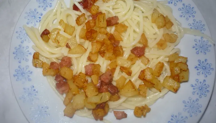 Spaghetti z ziemniakami: Sekret kremowego sosu z "cucina povera"