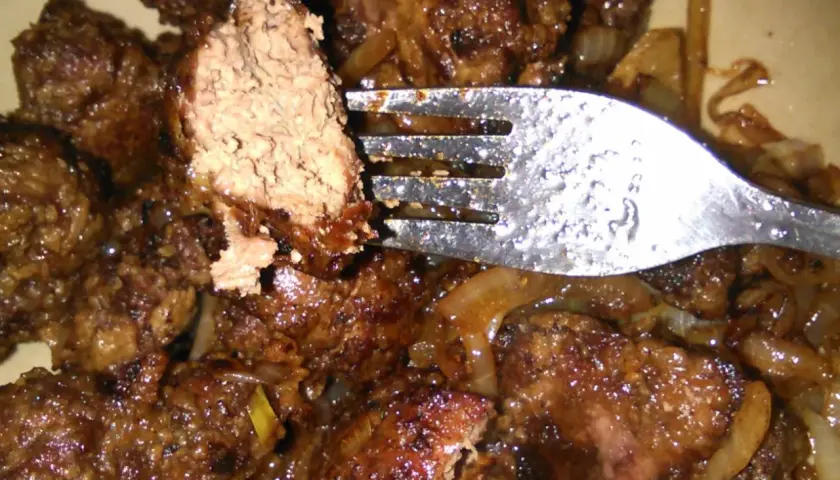 Idealna wątróbka z cebulą: Miękka, soczysta i bez goryczki!