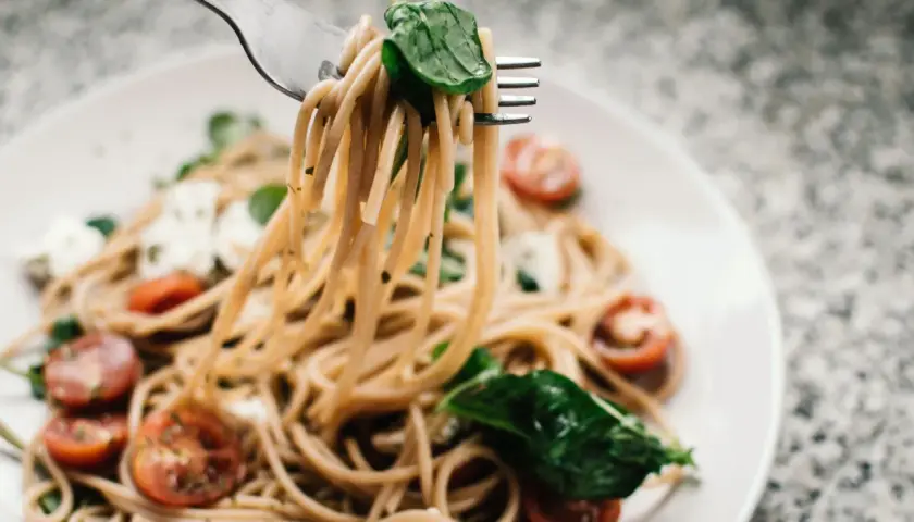 Makaron razowy spaghetti: zdrowy wybór, IG, przepisy i gotowanie