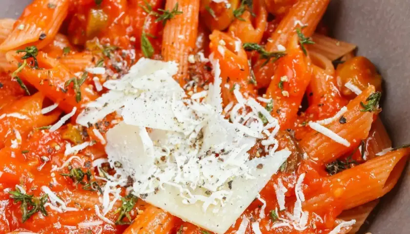Makaron penne w sosie pomidorowym z parmezanem i ziołami.