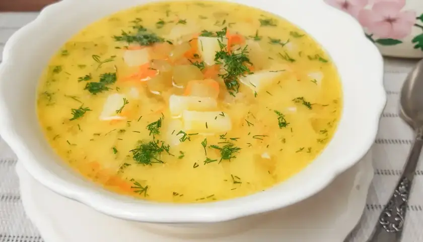 Aksamitna zupa ogórkowa, przepis babci, z ziemniakami, marchewką i koperkiem. Pyszne domowe jedzenie.