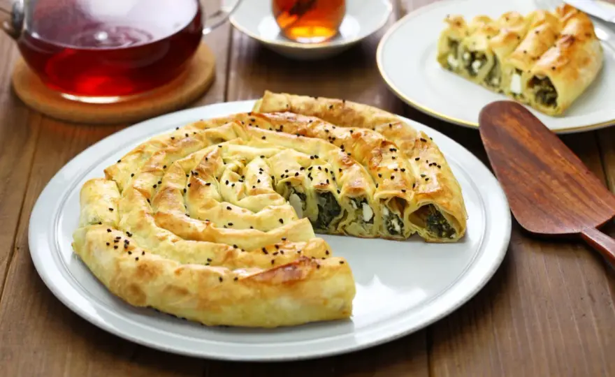 Borek ze szpinakiem - Chrupiący obiad z filo. Sekrety i przepisy!