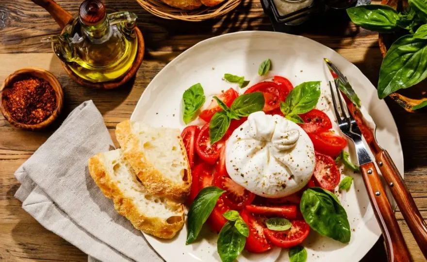 Burrata - Jak ją podawać, by smakowała najlepiej?