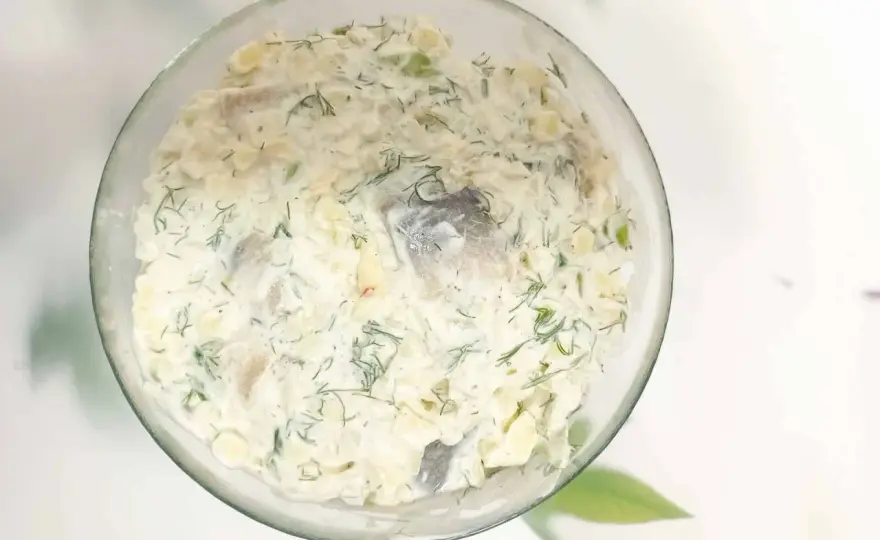 Śledzie w śmietanie z jabłkiem - Przepis na idealny balans smaku