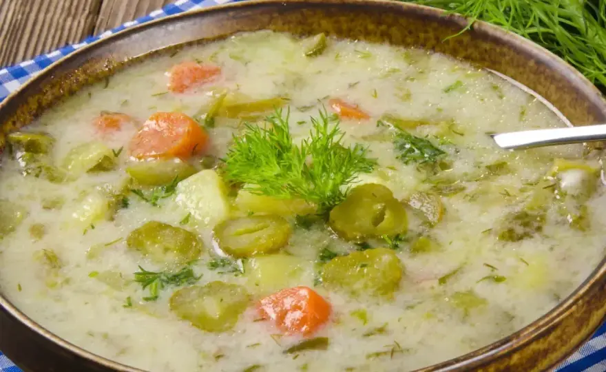 Jakich przypraw unikać w zupie ogórkowej? Tradycyjny smak