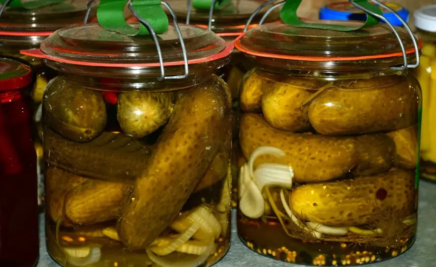 Ogórki po kaszubsku - przepis na chrupiące przetwory!