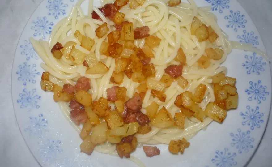 Spaghetti z ziemniakami: Sekret kremowego sosu z "cucina povera"