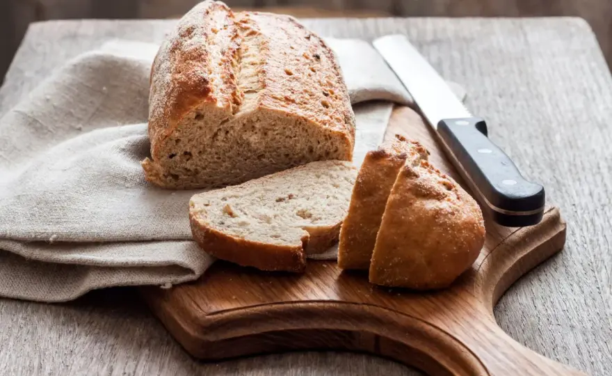 Czerstwy chleb? Odśwież go! Sprawdzone sposoby na ratunek