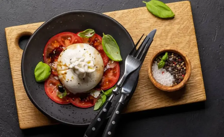 Burrata z pomidorami - idealny smak? Zobacz, jak go osiągnąć!
