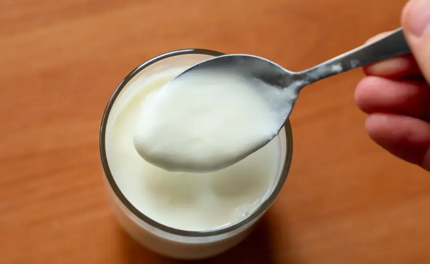 Jogurt grecki - kalorie. Czy wiesz, ile naprawdę jesz?