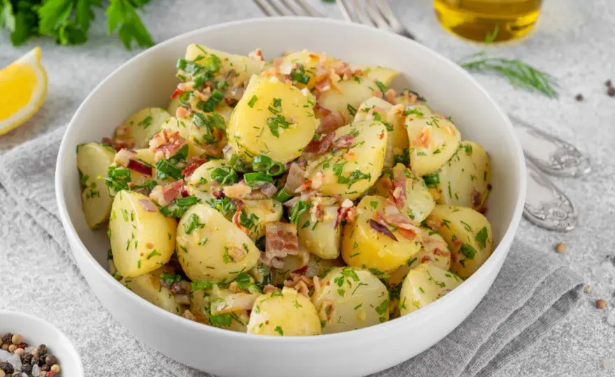 Sałatka ziemniaczana po niemiecku - Jak zrobić idealny kartoffelsalat?