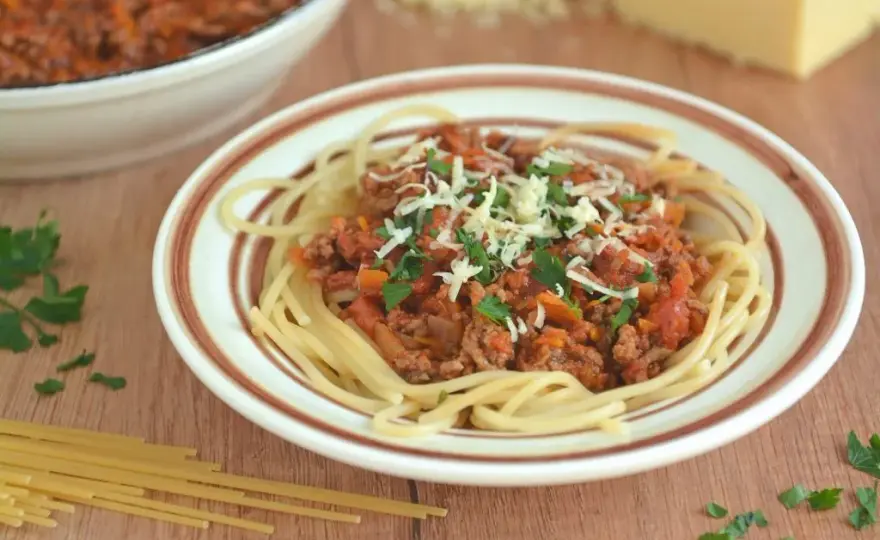 Prawdziwe Spaghetti Bolognese: Przepis na Głębię Smaku i Sukces
