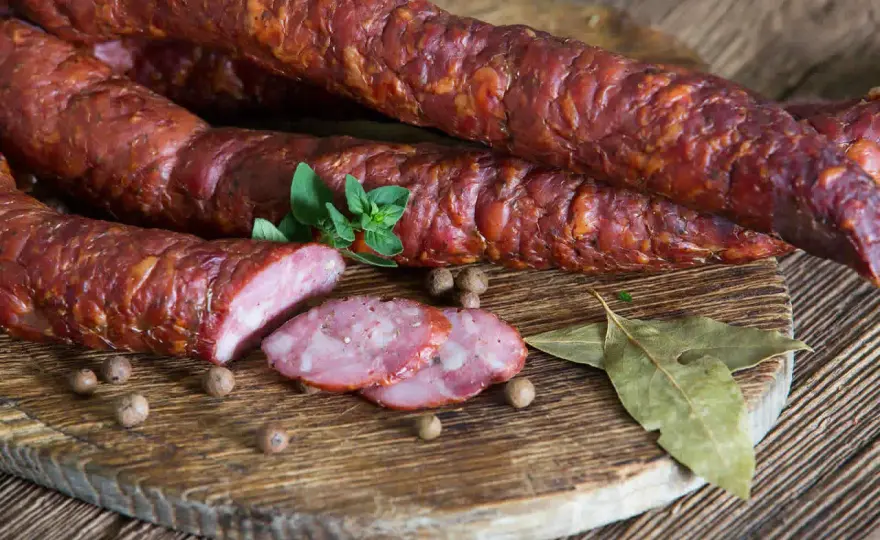 Kiełbasa z dzika: cena, jakość i gdzie kupić? Sprawdź!