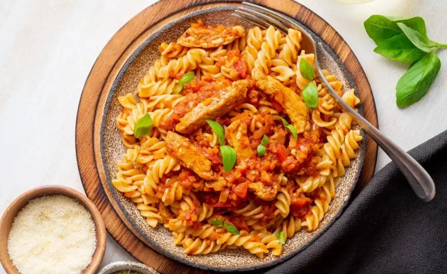 Makaron z kurczakiem w sosie pomidorowym - idealny obiad w 30 min?