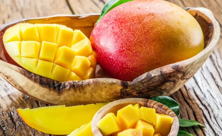 Mango - czy warto je jeść? Korzyści, kalorie i jak wybierać