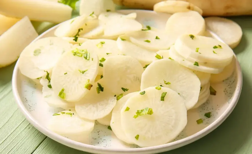Biała rzodkiew (daikon) - Jak ją jeść i dlaczego warto?