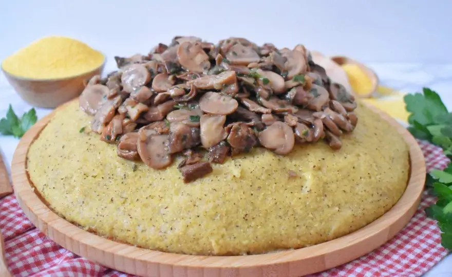 Polenta - jak gotować bez grudek? Przepisy i sekrety smaku